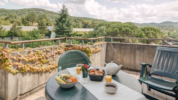 Apartment | Balcony - Modern Holiday Home With Dishwasher in the Ardèche Region (Grospierres)