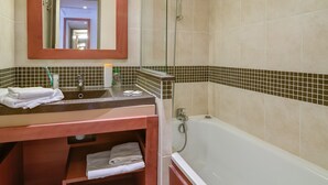 Apartment | Bathroom | Towels - Modern Holiday Home With Dishwasher in the Ardèche Region (Grospierres)