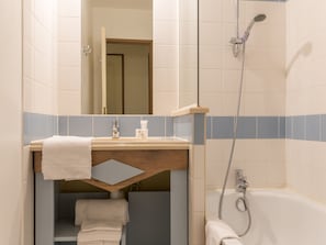 Apartment | Bathroom | Bathtub, towels - Traditional Apartment With Balcony or Terrace in Deauville (Deauville)