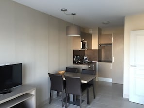 Living room - Modern Apartment Only 50 m. From the Beach of Concarneau (Concarneau)