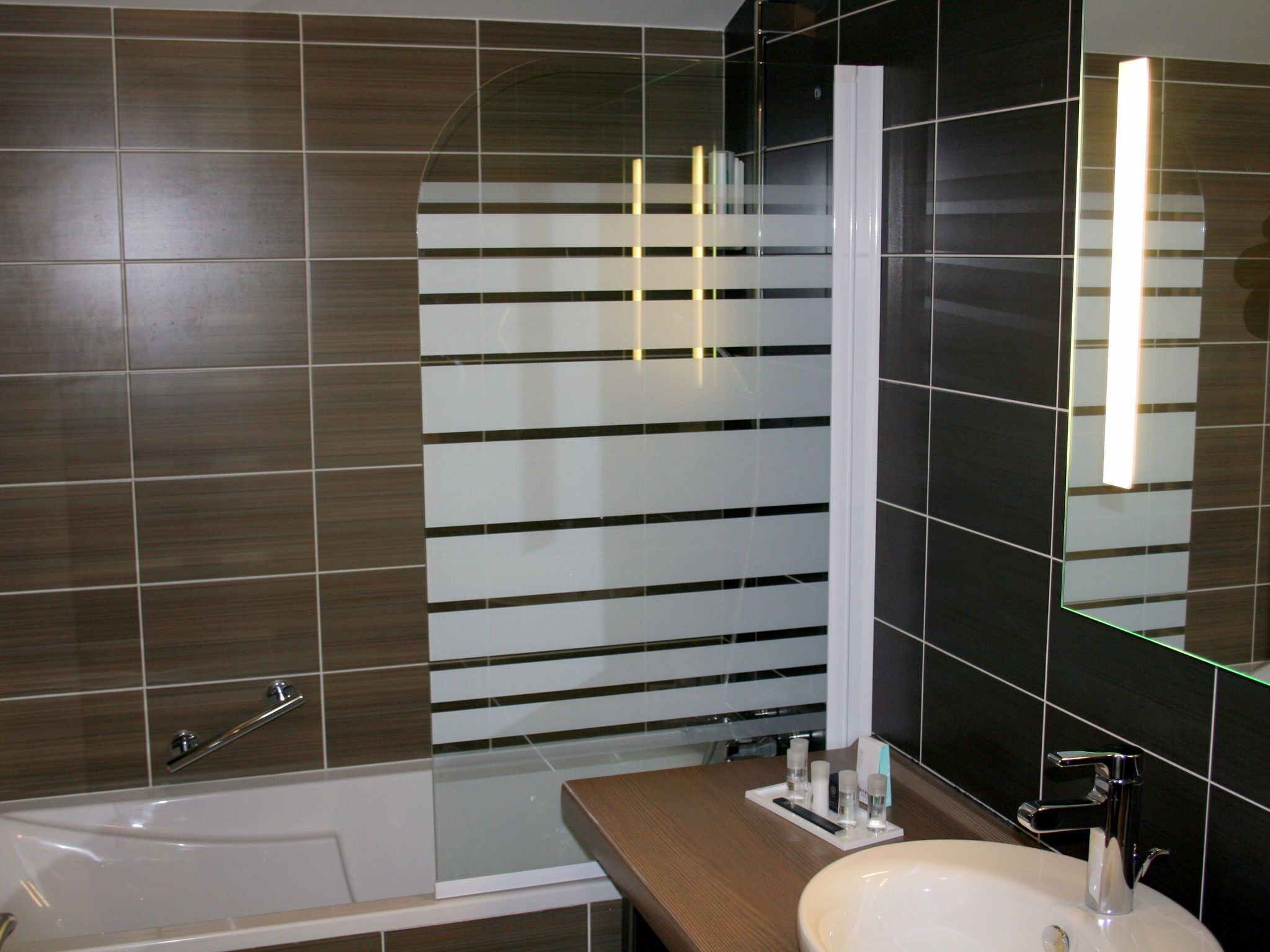 Apartment | Bathroom | Bathtub, towels