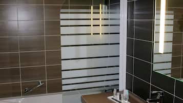 Apartment | Bathroom | Bathtub, towels