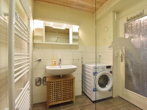 Apartment | Bathroom - Apartments sun and Moon With Fireplace, Terrace and Garden (Steffenshagen)