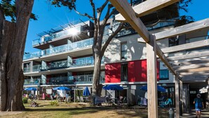 A multi-story building with outdoor seating, a covered patio, and a view of the sky. - Apartment in La Baule With Sea View (Pornichet)