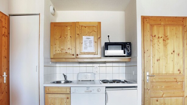 Apartment | Private kitchen - Alpine Studio w/ Balcony (Morillon)