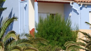 A multi-story building with balconies and a tiled roof. - Sunny Apartment for Groups (Cerbère)