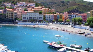 A coastal town with colorful buildings, a beach, and boats in the water. - Sunny Apartment for Groups (Cerbère)