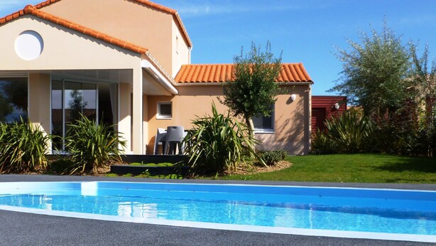 Exterior - Villa in France With Private Pool & Garden (Les Sables-d'Olonne)