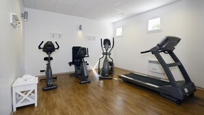 A gym with a treadmill, stationary bikes, and a rowing machine. - Holiday Home in Sarlat Near Grottes de Lascaux (Sarlat-la-Canéda)