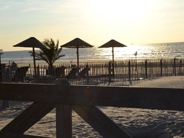 House | Exterior - Bungalow in 's-gravenzande With Nautical Charm ('s-Gravenzande)