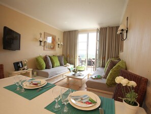 Dining - Cozy Apartment in the Beautiful Fortified Town Grimaud (Grimaud)