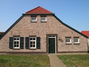 Exterior - Beautiful Farm Villa With Large Garden in Limburg (Roggel)