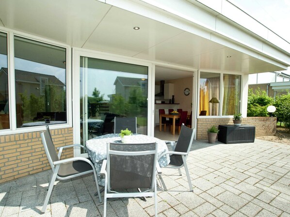 House | Balcony - Stylish Villa by the Lake (Heel)