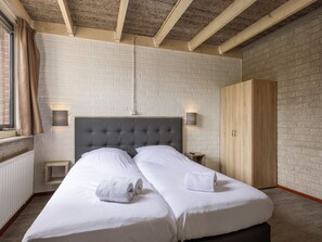 Bungalow | 2 bedrooms, individually furnished, bed sheets - Restyled Bungalow with Dishwasher near Nature Reserve (Weert)