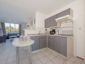 Ferienhaus | Eigene Küche | Wasserkocher mit Kaffee-/Teezubehör, Kühlschrank, Mikrowelle, Hochstuhl