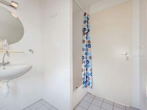 Ferienhaus | Badezimmer | Duschwanne