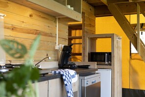 Private kitchen - Well Furnished Tent Lodge with Terrace near Veluwe (Voorthuizen)