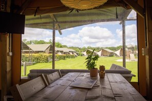 Outdoor dining - Well Furnished Tent Lodge with Terrace near Veluwe (Voorthuizen)