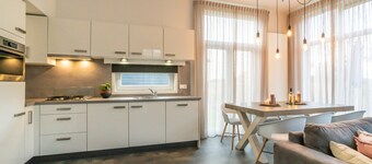 ชาเล่ที่สวยงามใกล้น้ำพร้อมอ่างน้ำร้อนที่ทำจากไม้