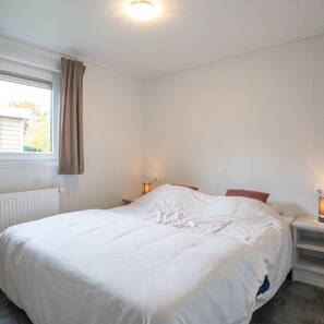 Bungalow | 2 bedrooms, individually furnished, bed sheets - Fine Chalet near Water with Woodfired Hot Tub (Zuna)
