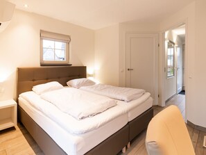 3 bedrooms, individually furnished, bed sheets - Family Villa + Sauna & Sunroom (Hellendoorn)