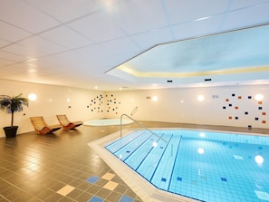 Outdoor pool - Luxury Apartment With Sauna, Near the Beach (Midsland)