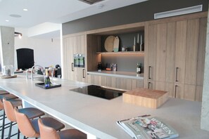 House | Private kitchen - Spacious Countryside Villa (Zuidzande)