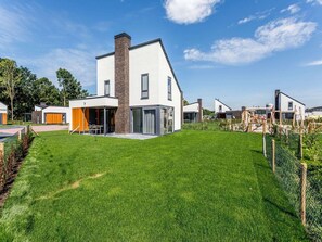 Exterior - Villa With med Children's Room in Limburg (Roggel)