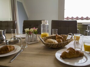 Dining - Comfortable Apartment With a Smart TV Near the Beach (Midsland)