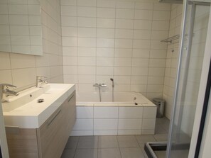 Apartment | Bathroom | Bathtub, towels - Comfortable Apartment With a Smart TV Near the Beach (Midsland)