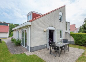 Outdoor dining - Charming Villa in Natural Surroundings (Arcen)