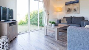 Chalet | Living area - Comfortable Chalet With Dishwasher, Near the Sea in Egmond (Egmond aan den Hoef)