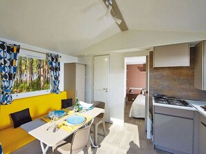 Dining - Alluring Mobile Home With Covered Terrace Close to the Beach (Messanges)