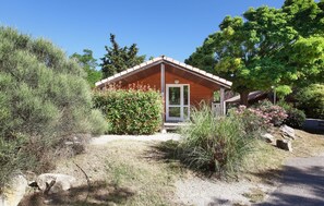 Exterior - Chalet in Provence With Shady Pine Retreat (Carnoux-en-Provence)