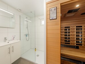 Chalet | Bathroom - Chalet in Kijkduin With Sauna & Comfort (The Hague)