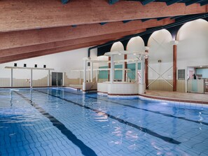 Egy fedett úszómedence, egyértelműen kijelölt útvonalakkal, egy mentőtorony és egy recepciós terület található benne.