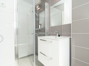 Maison | Salle de bain | Douche, serviettes fournies