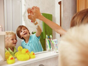Apartment | Badezimmer | Dusche, Handtücher