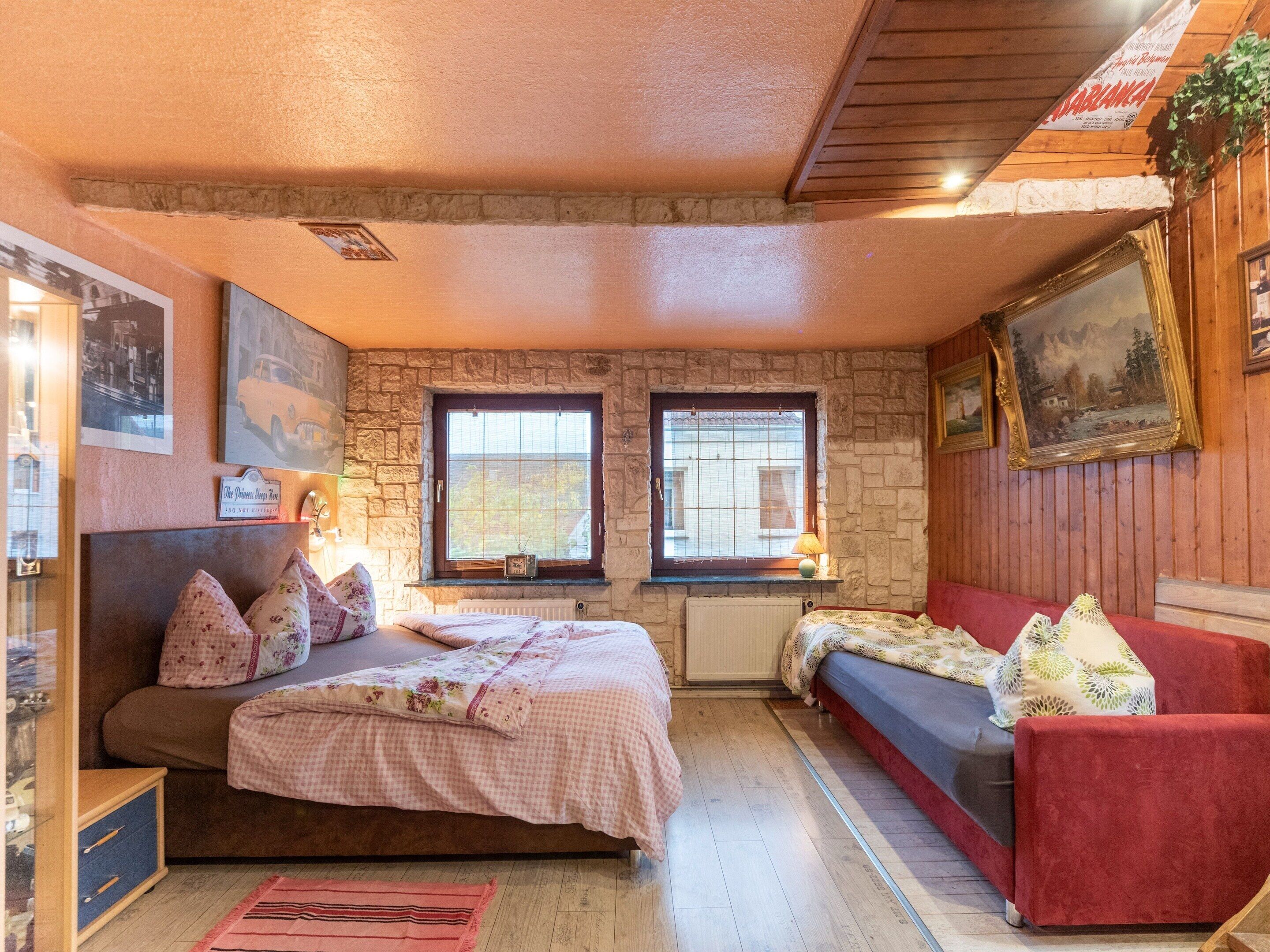 House | 5 bedrooms, individually furnished, bed sheets