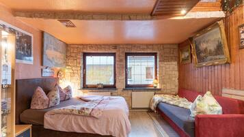 House | 5 bedrooms, individually furnished, bed sheets