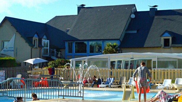 Pool - Comfortable Mobile Home on a Fishing Lake in Normandy (Port-en-Bessin-Huppain)