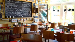 Dining - Comfortable Mobile Home on a Fishing Lake in Normandy (Port-en-Bessin-Huppain)