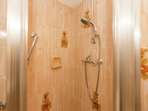 Apartment | Badezimmer | Dusche, Handtücher