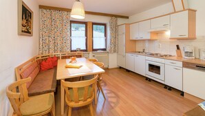 Dining - Spacious Apartment in Hollersbach im Pinzgau near Ski Area (Hollersbach im Pinzgau)