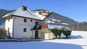 Un bâtiment à deux étages, dont le toit est recouvert de neige, et sur lequel on peut lire l’inscription « Seetal Residenz ».