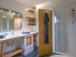 Apartment | Bathroom | Towels - Pleasing Apartment in Kaltenbach near Ski Area (Kaltenbach)