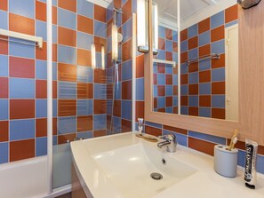 Bathroom - Nice Home With Bath Tub, Located Near Historic Omaha Beach (Port-en-Bessin-Huppain)