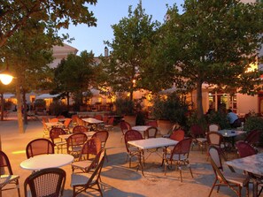 Dining - Comfortable Holiday Home in Authentic Provencal Village (Vernegues)