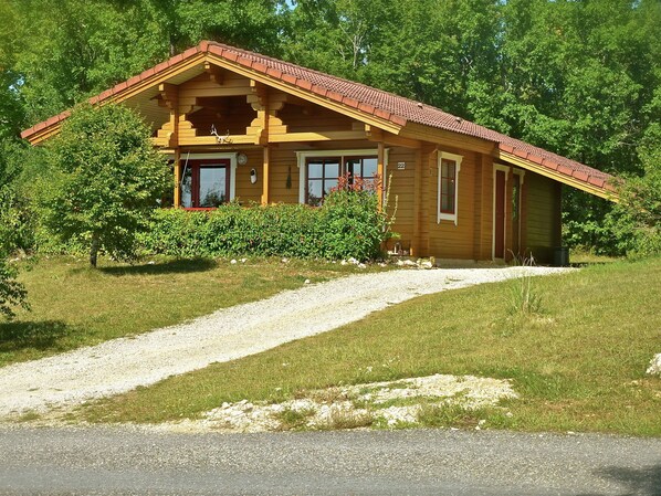 House | Exterior - Garden-view Holiday Home Surrounded by Nature (Mauroux)