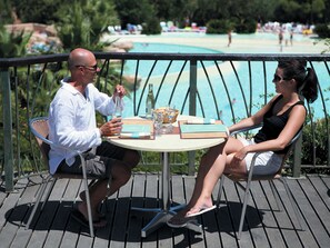 Outdoor dining - Cozy Studio in the Beautiful Fortified Town Grimaud (Grimaud)